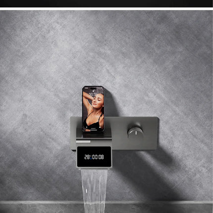 Robinet de salle de bain mural de luxe en laiton gris anthracite avec affichage numérique LED. Robinet de salle de bain monocommande avec eau chaude et froide intégrée.