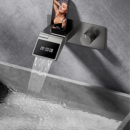 Robinet de salle de bain mural de luxe en laiton gris anthracite avec affichage numérique LED. Robinet de salle de bain monocommande avec eau chaude et froide intégrée.