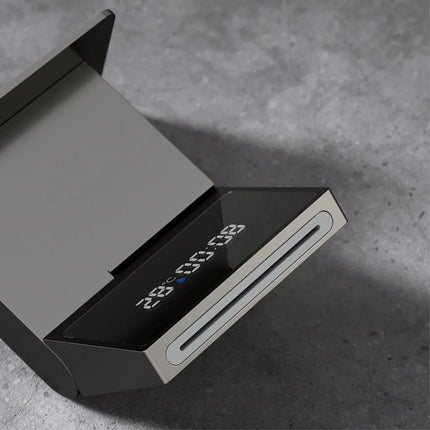 Robinet de salle de bain mural de luxe en laiton gris anthracite avec affichage numérique LED. Robinet de salle de bain monocommande avec eau chaude et froide intégrée.