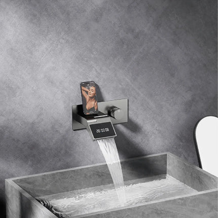 Robinet de salle de bain mural de luxe en laiton gris anthracite avec affichage numérique LED. Robinet de salle de bain monocommande avec eau chaude et froide intégrée.