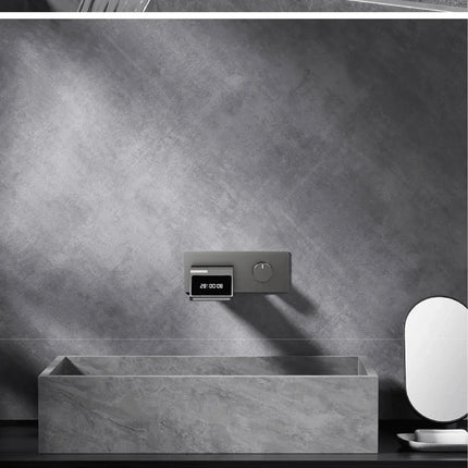 Robinet de salle de bain mural de luxe en laiton gris anthracite avec affichage numérique LED. Robinet de salle de bain monocommande avec eau chaude et froide intégrée.