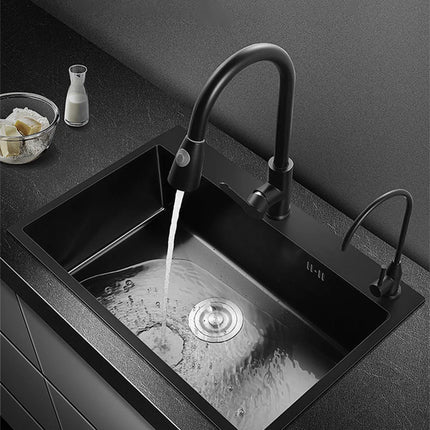 Évier de cuisine rectangulaire DQOK en acier inoxydable avec bac à vaisselle, panier d'égouttage et tuyau de vidange.